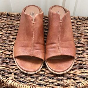 Elegant Tan Leather Open-Toe Mules